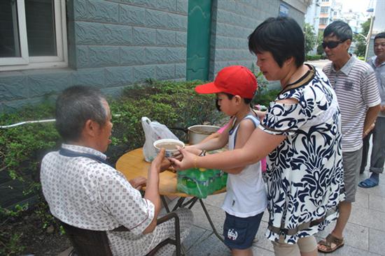 黄鹂关爱老人送清凉.jpg