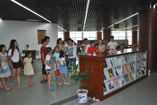 黄鹂社区参观图书馆2.jpg