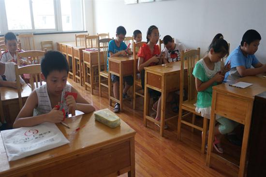 学苑社区开展趣味剪纸活动2.JPG