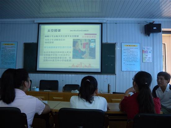 蔚斗社区假日学校举办《红领巾相约中国梦》讲座.JPG