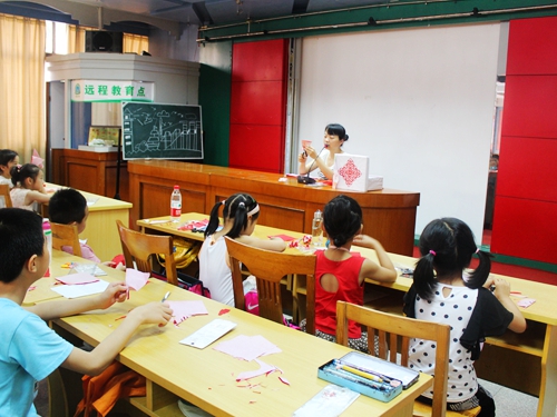 芝兰社区剪纸课.jpg