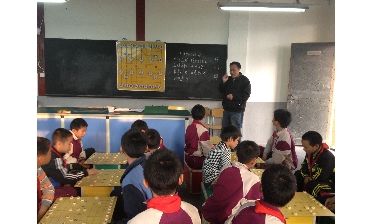 老教师为灵峰学校的孩子们教中国象棋