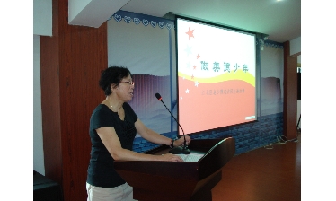 老少微巡讲团的老教师在上课