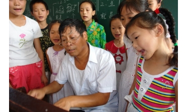 用心培育桃李，用爱浇灌花朵——记裘市小学“假日学校”三位老教师