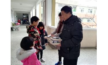 高塘小学退休教师吴容隆、张蕙芬等人来到学校，看望结对的帮困学生,并赠与学习用品。（图片）