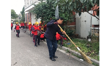 3月6日，雨露学校的志愿服务队队员们在关工委老教师的带领下，对学校旁边小区周边的花坛、绿化进行了清扫。（图片）