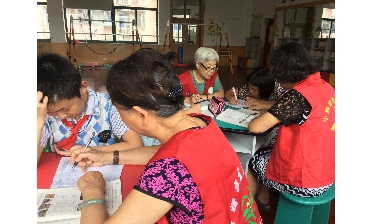 海曙区银发志愿者的老师们到南苑小学服务于该校的随班就读学生(图片)