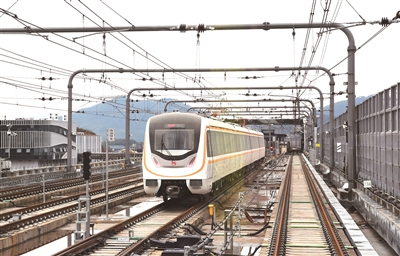 临安人民广场地铁口建起城区首座天桥