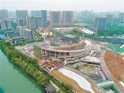 近日,位於拱墅區的杭州大運河中央公園(二期)的核心建築,運河大劇院已