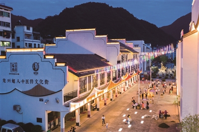 今年淳安县临岐镇外来游客人数明显增加,全年接待游客达20万人次,这既