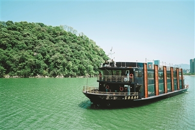 桐庐最大游船开进富春江