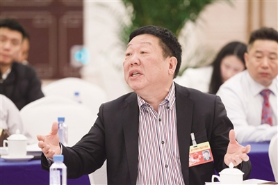 阿联酋浙江侨团联合会会长陈志远在建言献策.张汉鸣委员在积极发言.