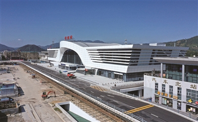 苍南高铁站改扩建工程属第四代高铁站房,比照地级市站规模建设,总投资