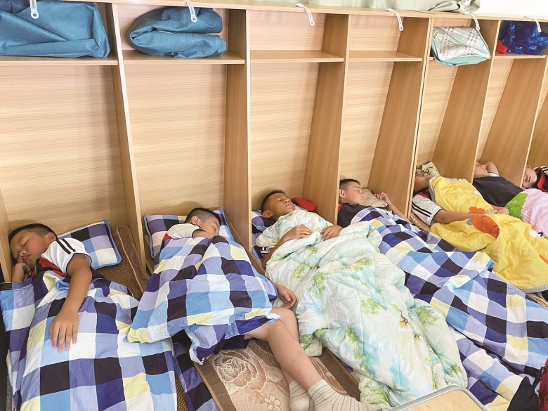 在"午休床"上安然入睡的小学生9月2日,一段《这样的教室真好》的视频