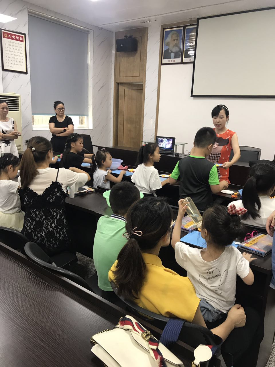 朝霞社区:开展"旋转的小花"科学活动