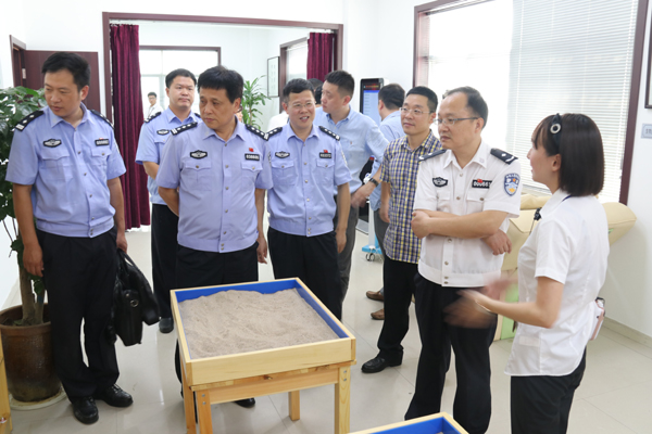 其间,吴益中实地参观了"安安瓯海智慧平台"和潘桥街道社区戒毒康复