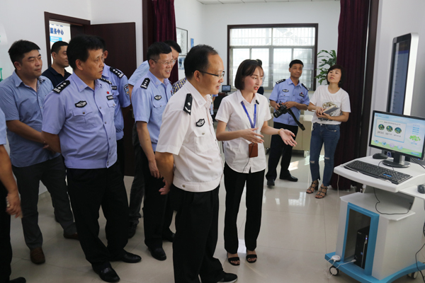 其间,吴益中实地参观了"安安瓯海智慧平台"和潘桥街道社区戒毒康复