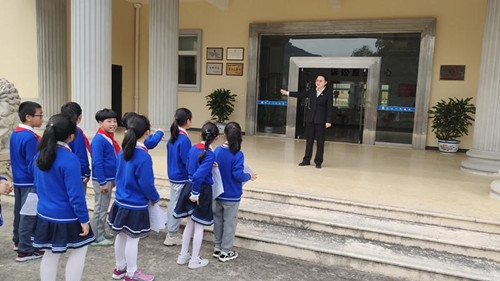 矾山二小开展模拟法庭实践活动