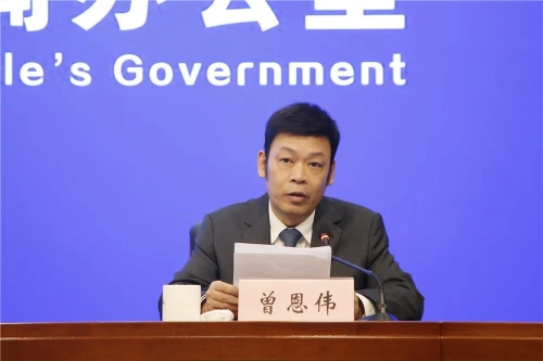 发布会上,曾恩伟就执法部门如何在提升百姓生活幸福感,获得感方面发挥