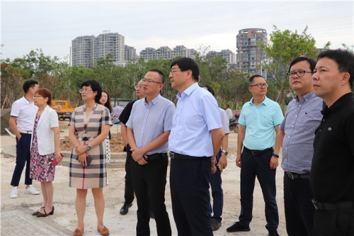 图为专家组考察生态园文化创意区板块,温州生态园管委会主任郑华向