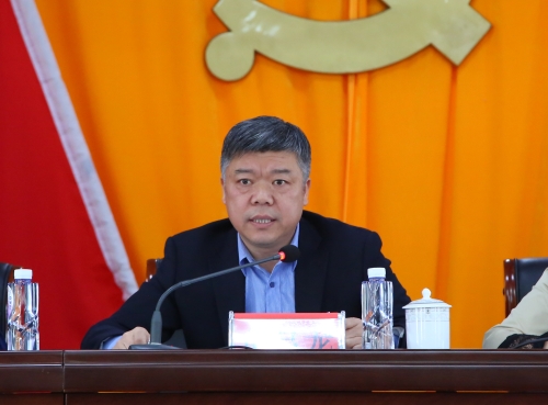 会上,九届县委第四巡察组组长黄吕龙传达县委巡察工作有关部署要求,并