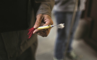 西湖边龙门山上恋爱生子一住四年多梅花鹿一家这次顶伤人闯了祸