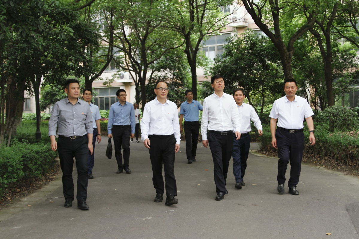 区教育局党委书记,局长章建平调研新建.