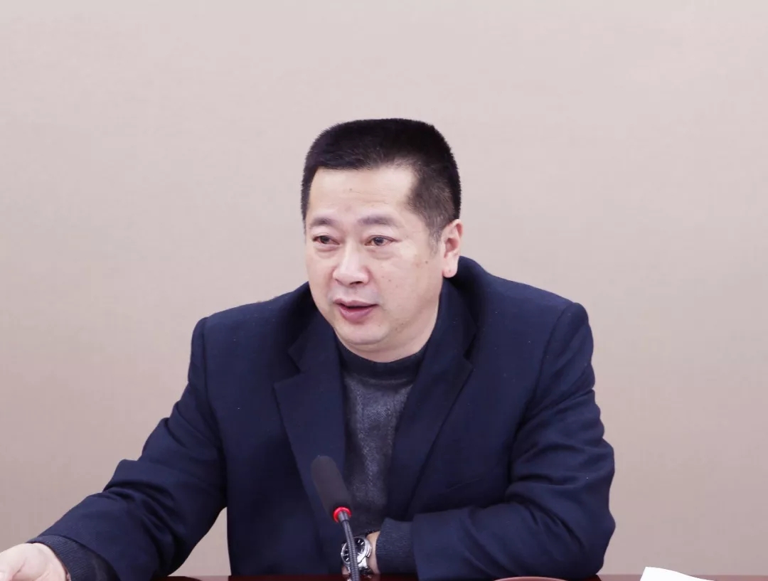 区人大常委会主任陈坚主持会议.