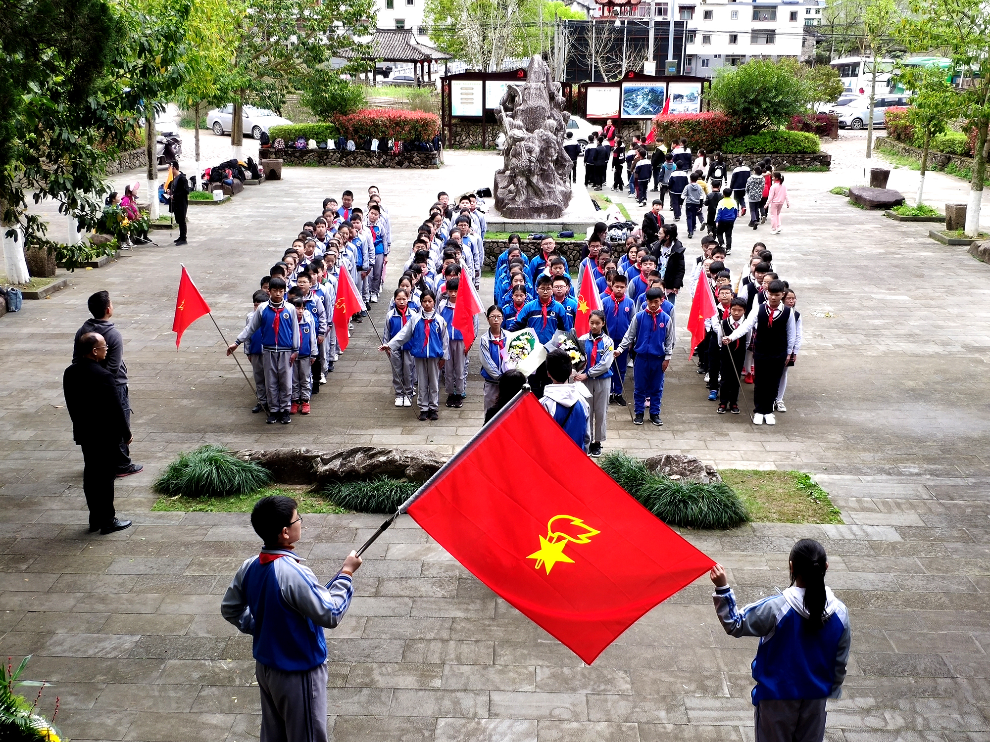 虹橋鎮第六小學虹橋鎮第六小學組織少先隊員代表赴雁蕩山烈士陵園舉行