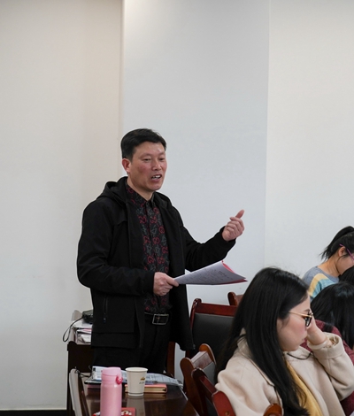 3月30日,远道而来的扬州中学特级教师王雄作有关促进儿童健全发展的