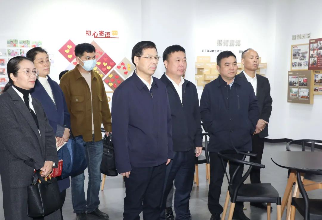 省委组织部副部长老干部局局长钟关华来鹿调研