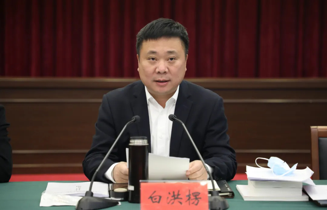 张崇波,王易进,徐强,贾焕翔,周基斌,连正坚等区四套班子参加会议.