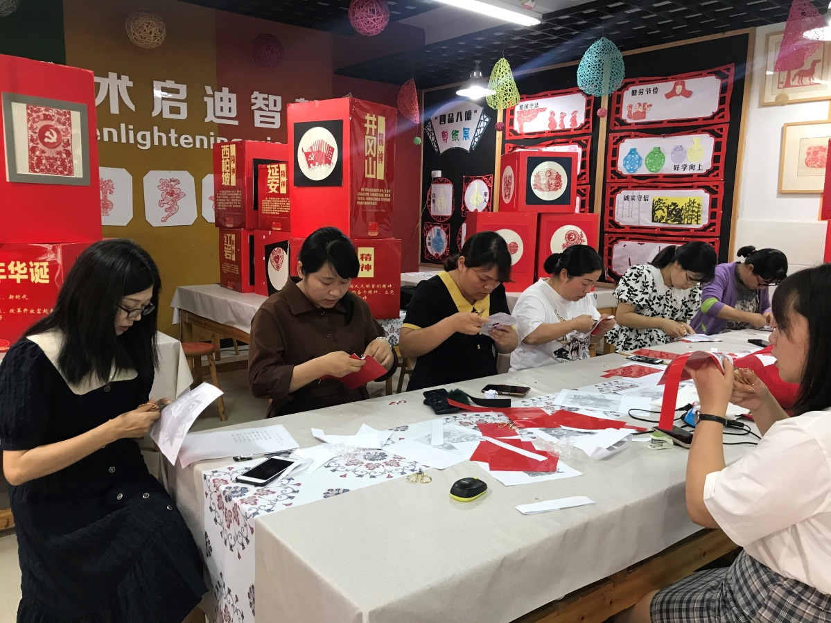 红色剪纸映初心献礼建党100周年伯温剪纸名师工作室公益培训活动