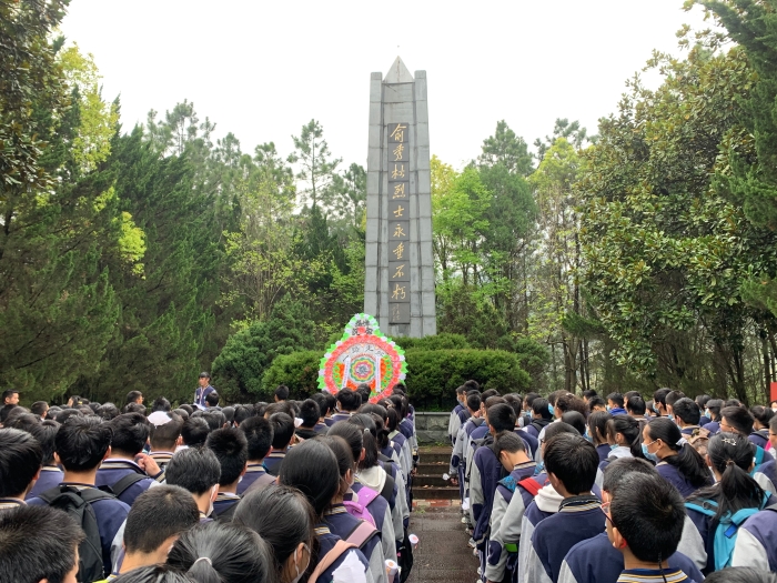 次坞镇秀松初中师生在俞秀松烈士陵园举行清明祭英烈活动