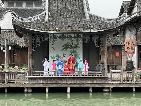 走近红色女杰合唱传统越剧鞠萍姐姐与桐乡学子同行在党史学习教育中