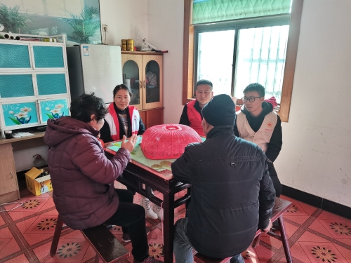 红十字会志愿者上门慰问困难家庭.jpg