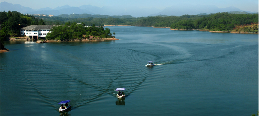 天顶湖景区属于浙江文成百丈漈-飞云湖国家重点风景名胜区景点之一.