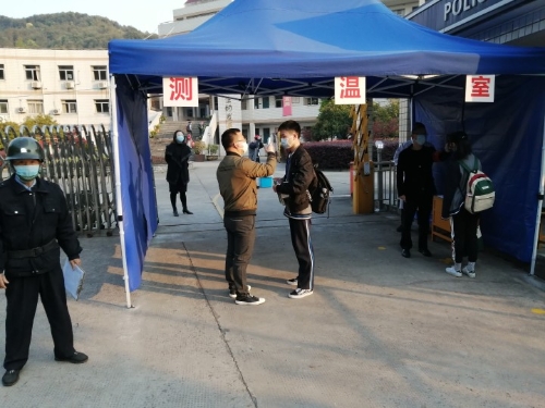 党员先锋岗夏履镇中学防控一线的旗帜