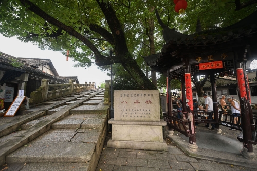 近日拍摄的绍兴市越城区府山街道八字桥直街。新华社记者 徐昱 摄.jpg