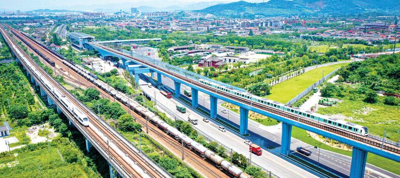 (严龙 杨芝 摄)在宁波轨道交通4号线慈城段的转体桥附近,杭深铁路