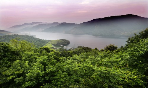横溪风景旅游区位于宁波市鄞州区南翼,距宁波市区22公里,东邻东钱湖