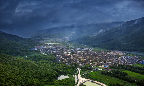 北枕雲龍鎮,是連接寧波市區和象山港的重要通道,有