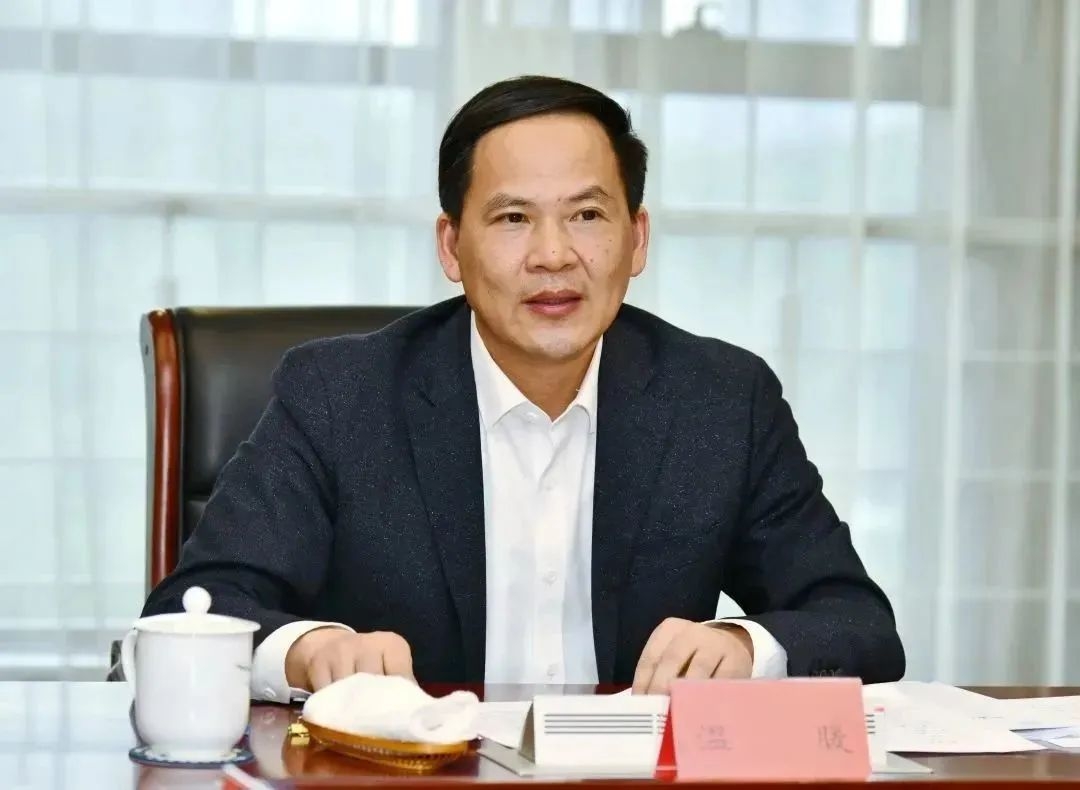 温暖在市委外事工作委员会会议上强调