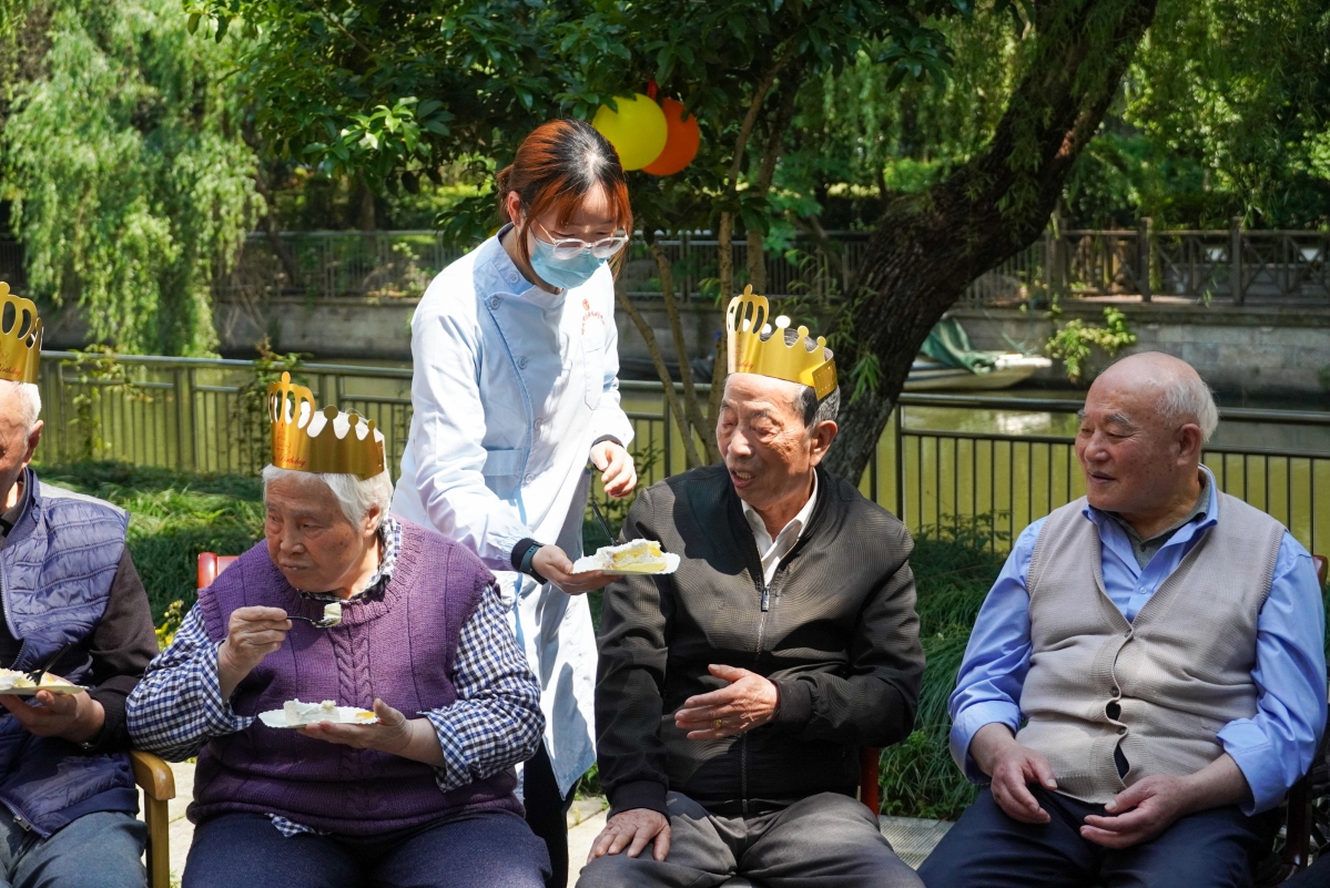 市福利中心开展“母爱永恒”感恩母亲节活动 (2).JPG