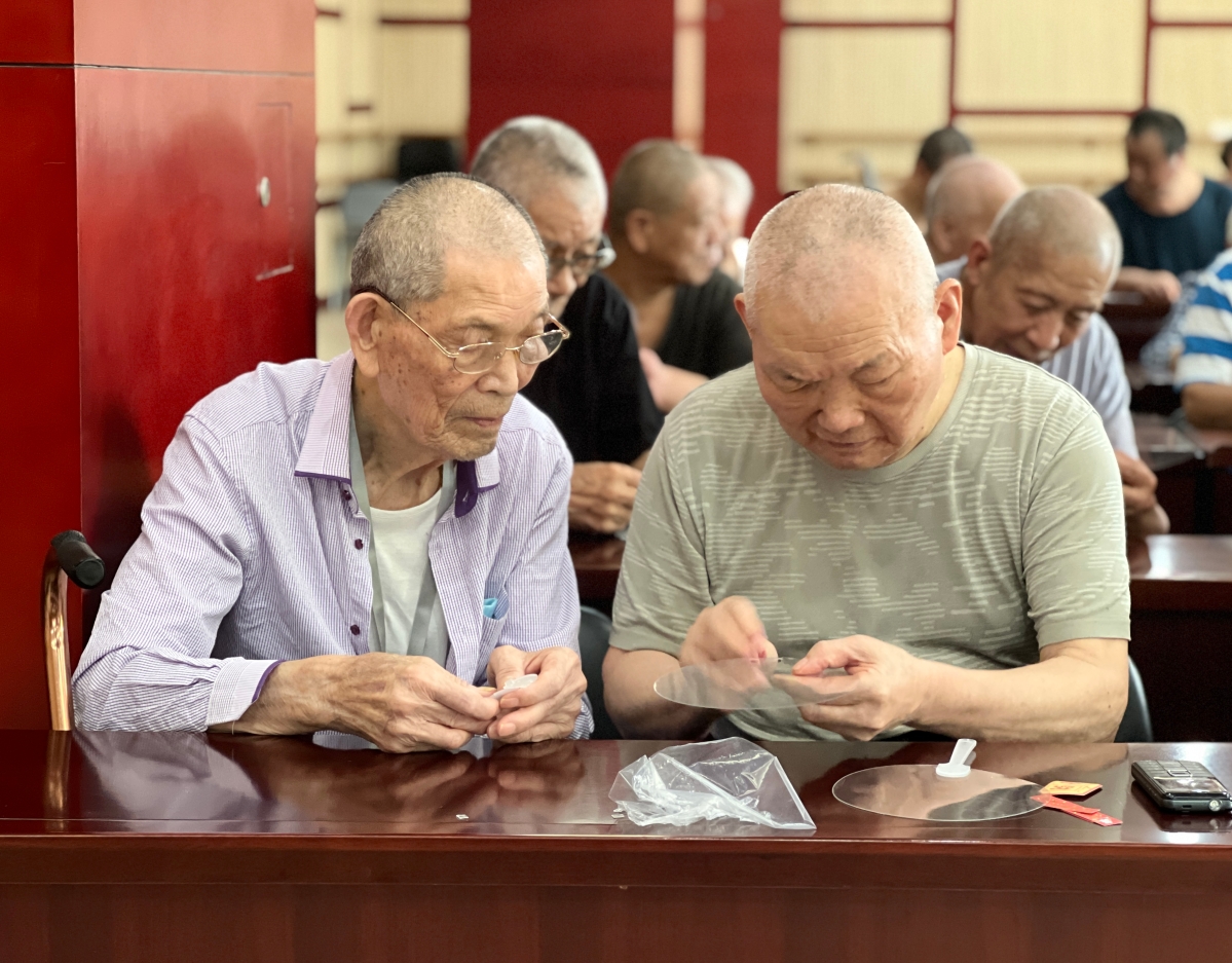 市福利院组织开展“炎炎夏日，一起鬓纷”团扇制作活动 (1).jpg