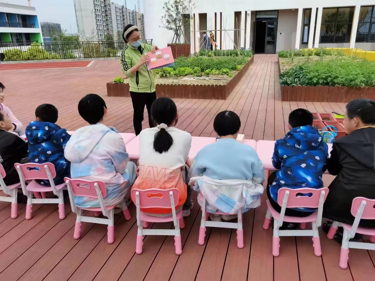 市儿童福利院开展“春起·农桑”小组活动.jpg