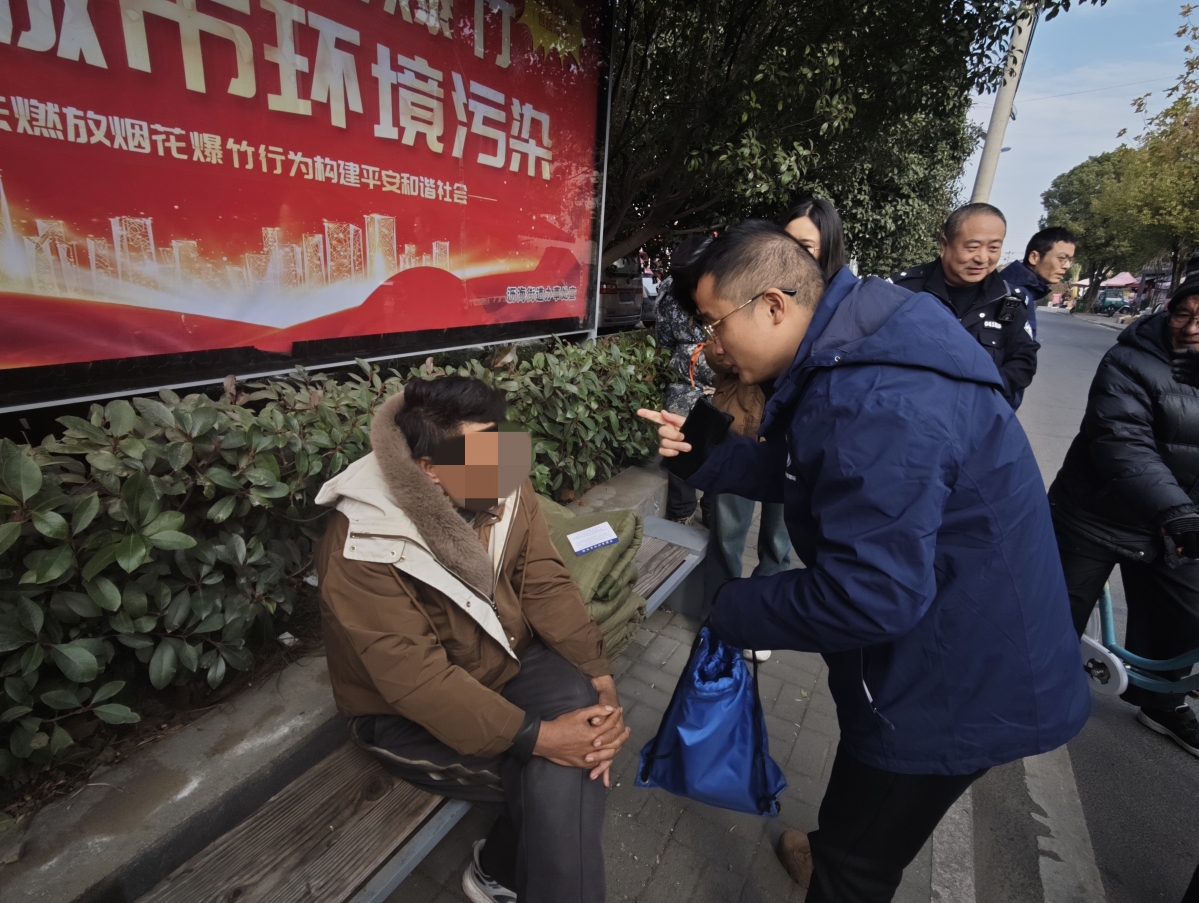 联合属地派出所、街道工作人员共同劝导露宿者来站接受救助.jpg