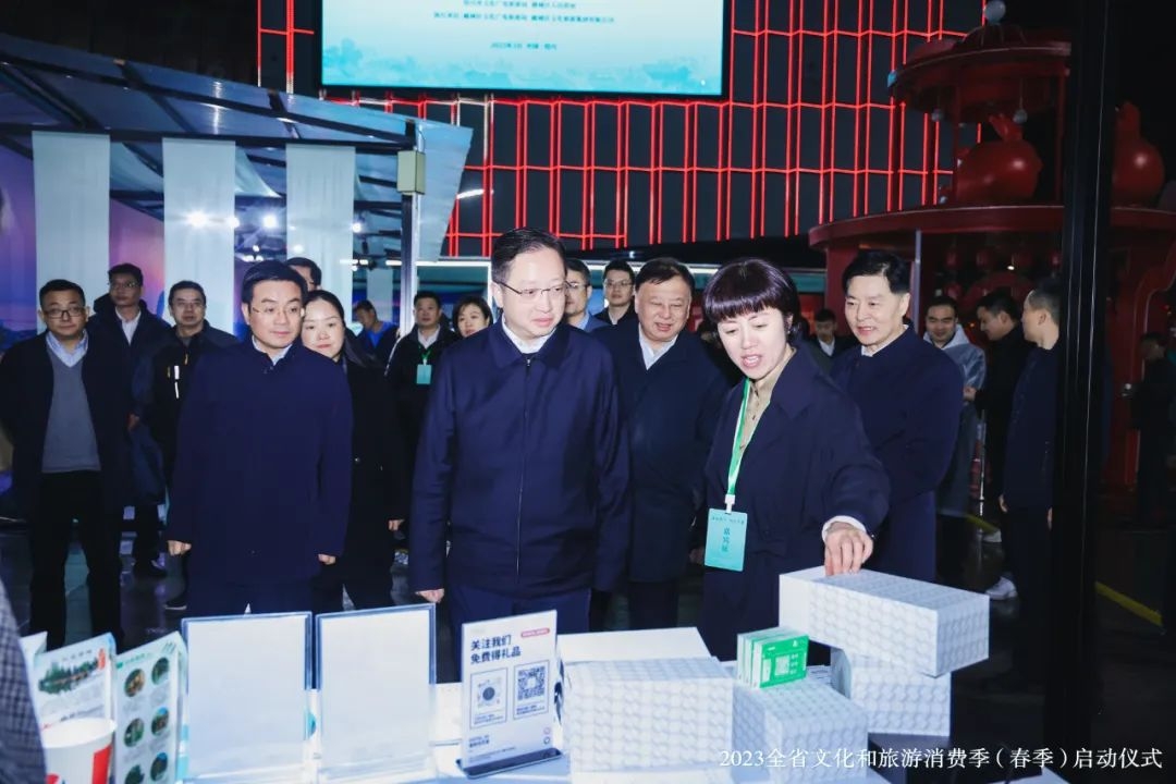 08与会领导现场参观.jpg