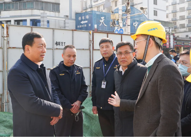 隨後,丁松勇來到福東花園東區供水點位和迪揚路燃氣管網改造點位,東浦