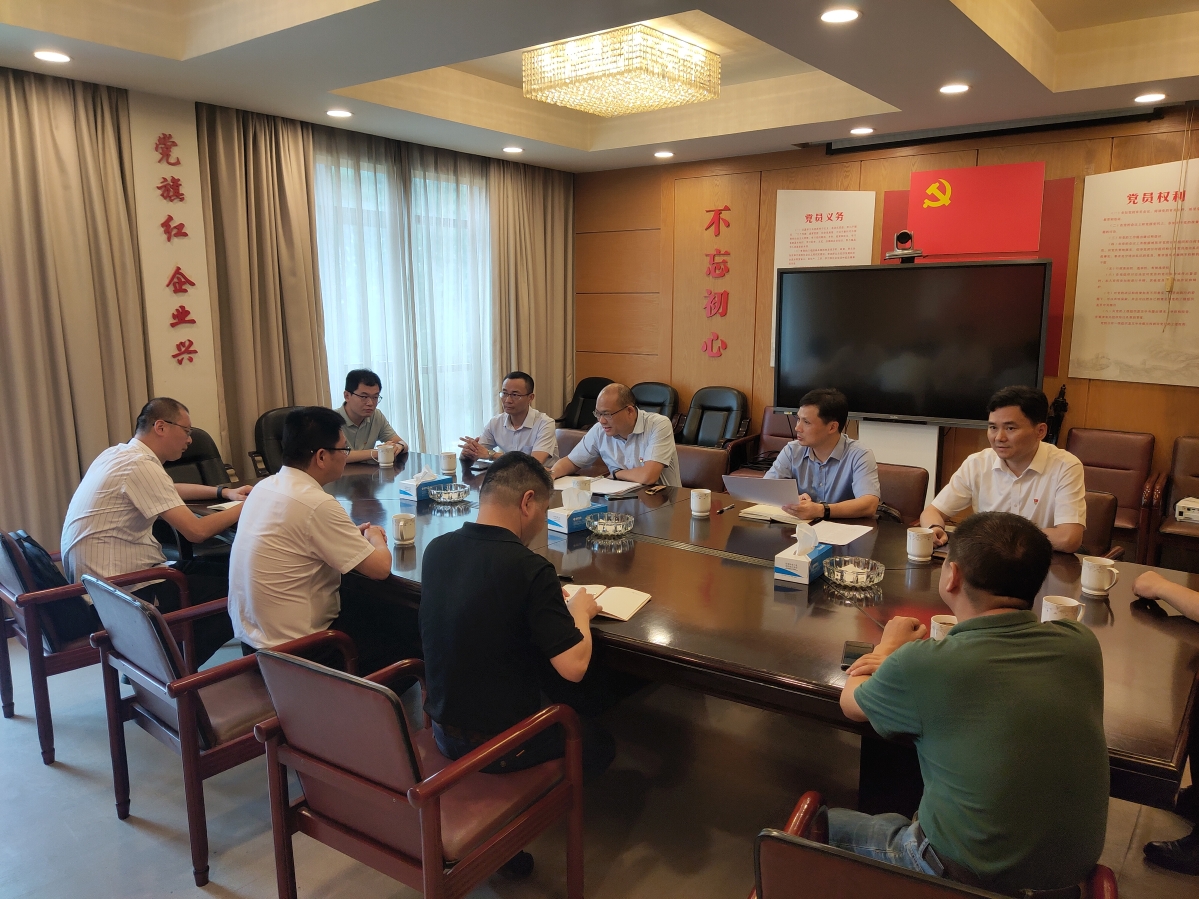 副市长在桐乡市交通运输局党委书记夏根伟的陪同下前往河山镇与崇福镇
